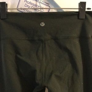 Lululemon size 6 army green winder under leggings